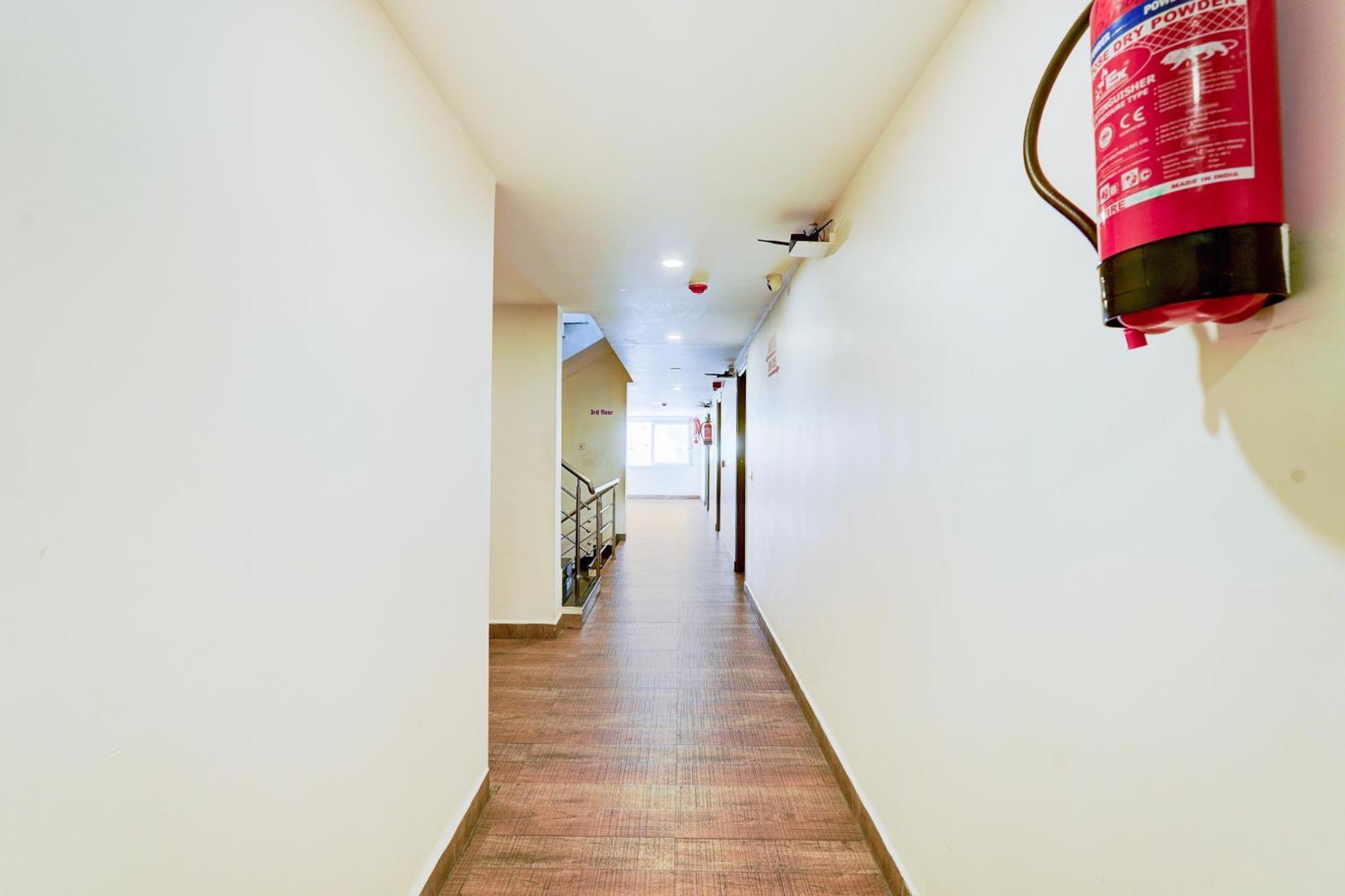 Super Townhouse Tirupati Hotell Exteriör bild