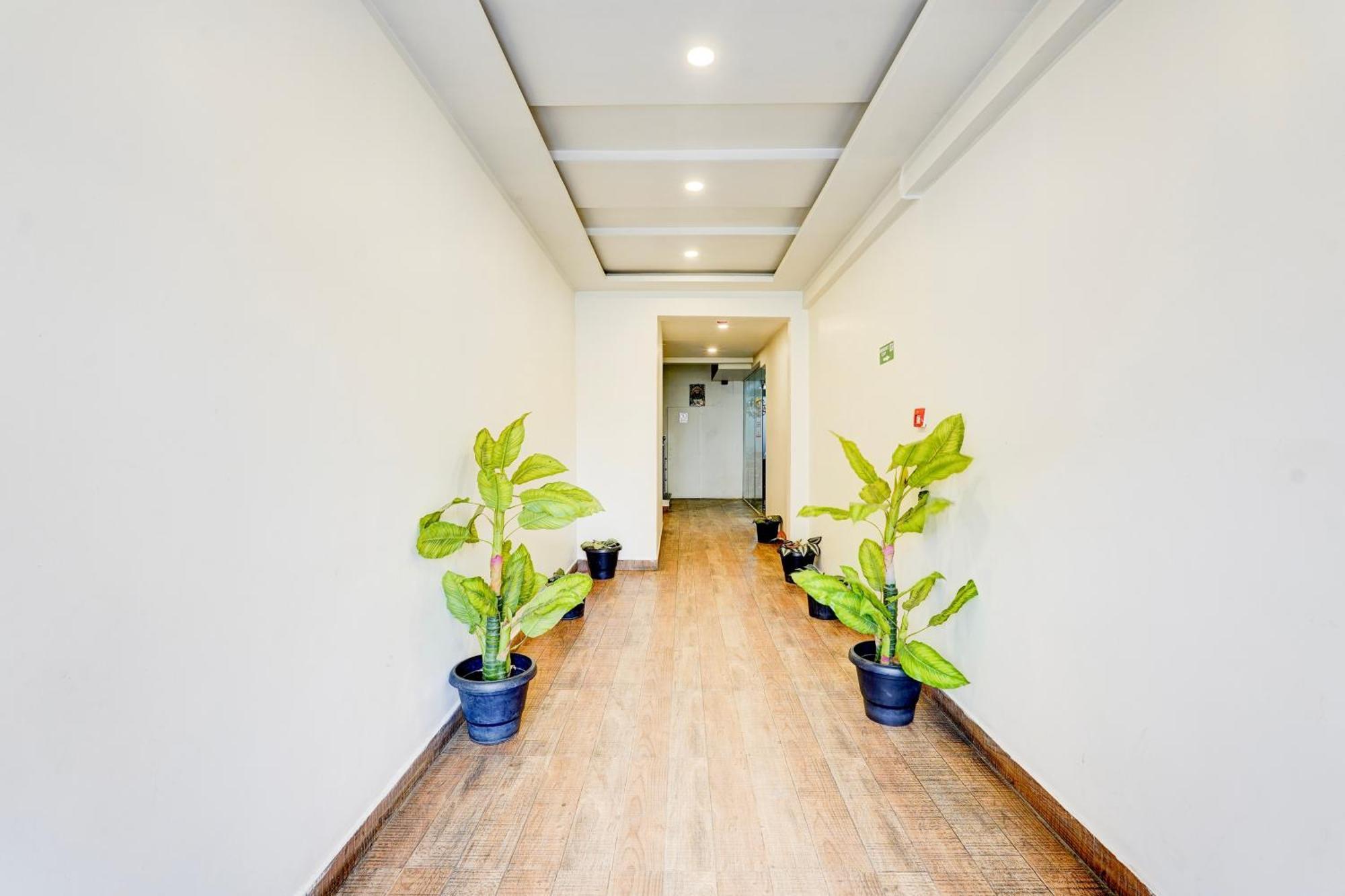 Super Townhouse Tirupati Hotell Exteriör bild