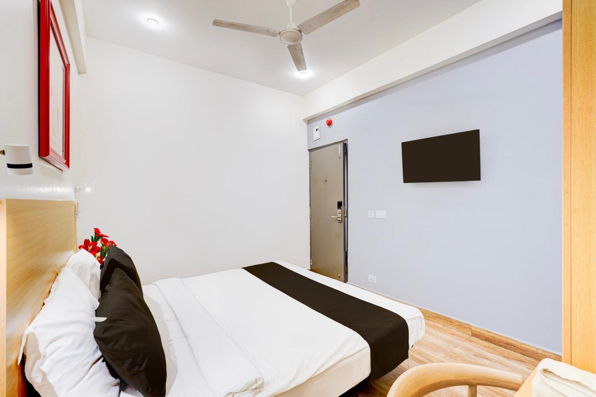 Super Townhouse Tirupati Hotell Exteriör bild